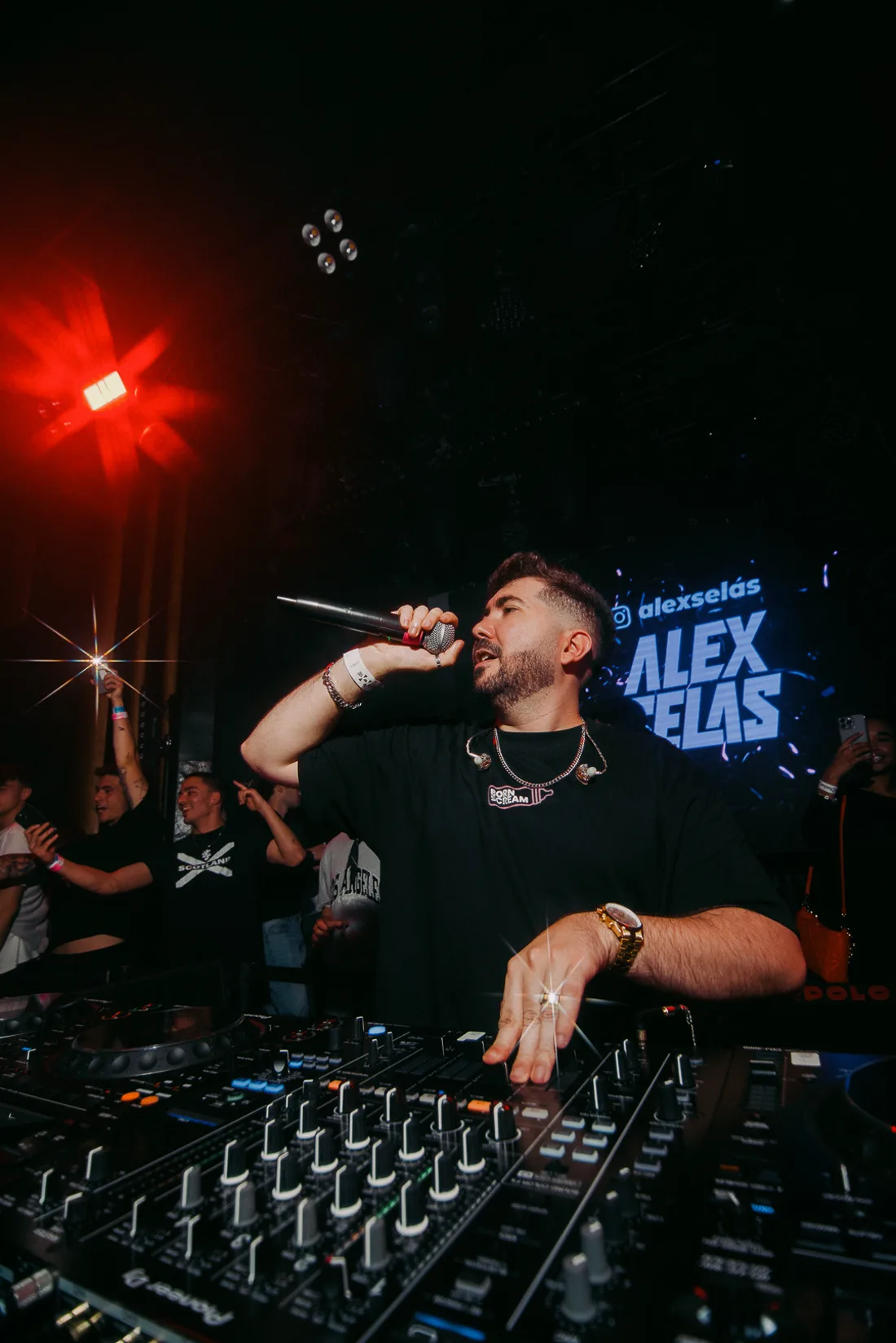 Alex Selas en cabina con el LED de su nombre detrás
