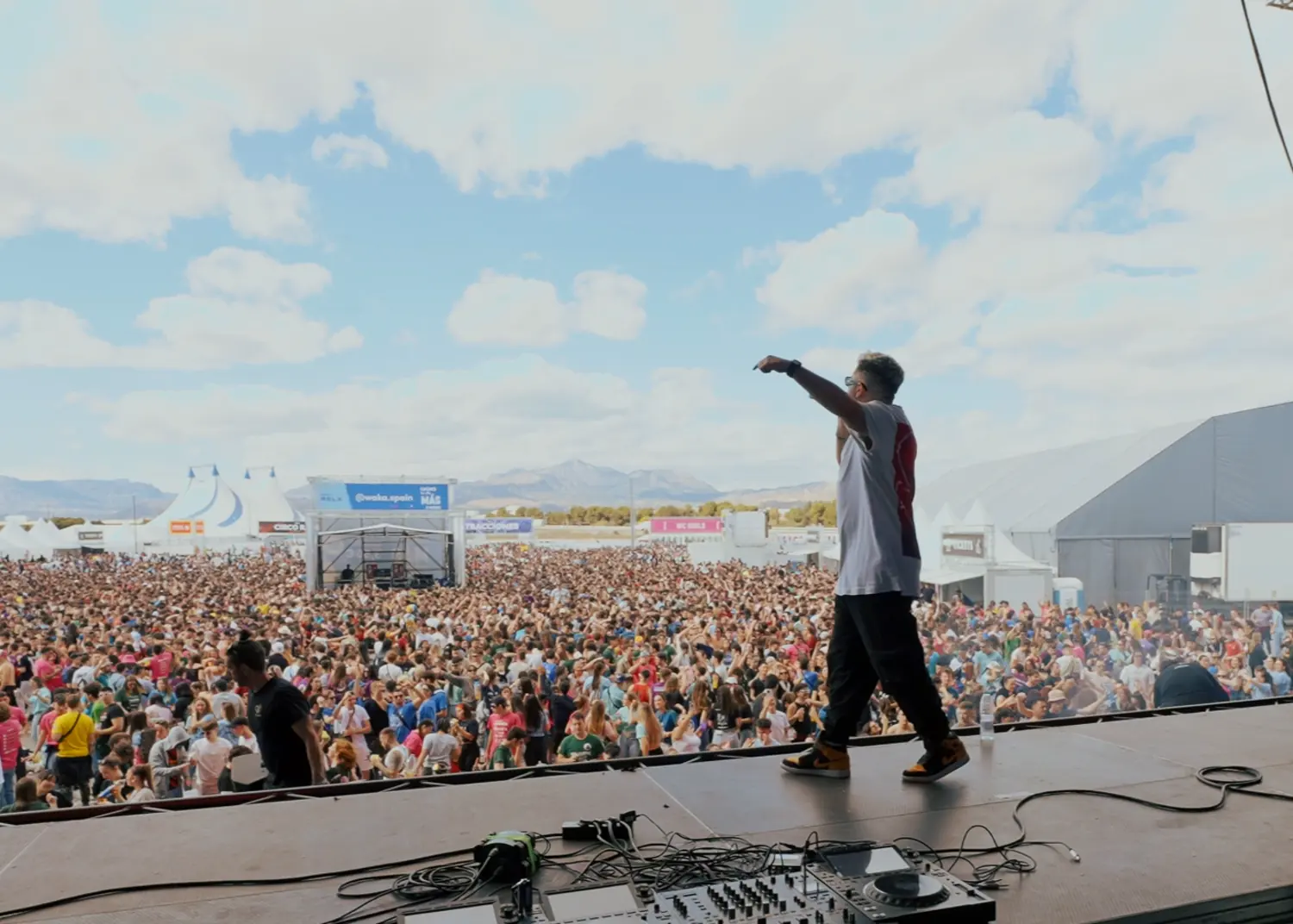 Escenario de festival con el público al completo