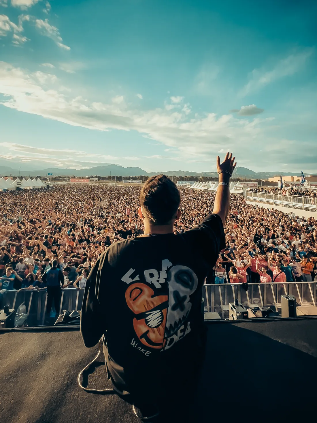 Multitud de festival con las manos en alto